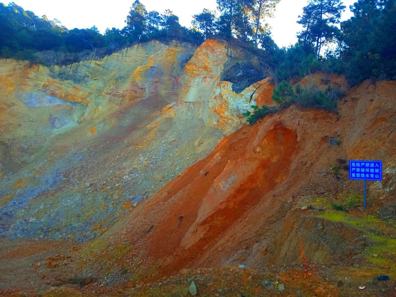 云南各地加强生态恢复治理，对各地废弃矿山，沙场，垃圾场进行了生态恢复治理。采取了