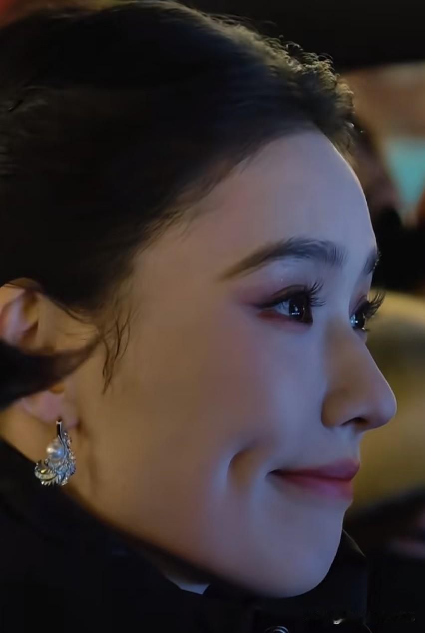 林允儿真是越来越美了，
锁骨深皮肤好，
从小家碧玉变成御姐范儿！
说不上具体哪儿