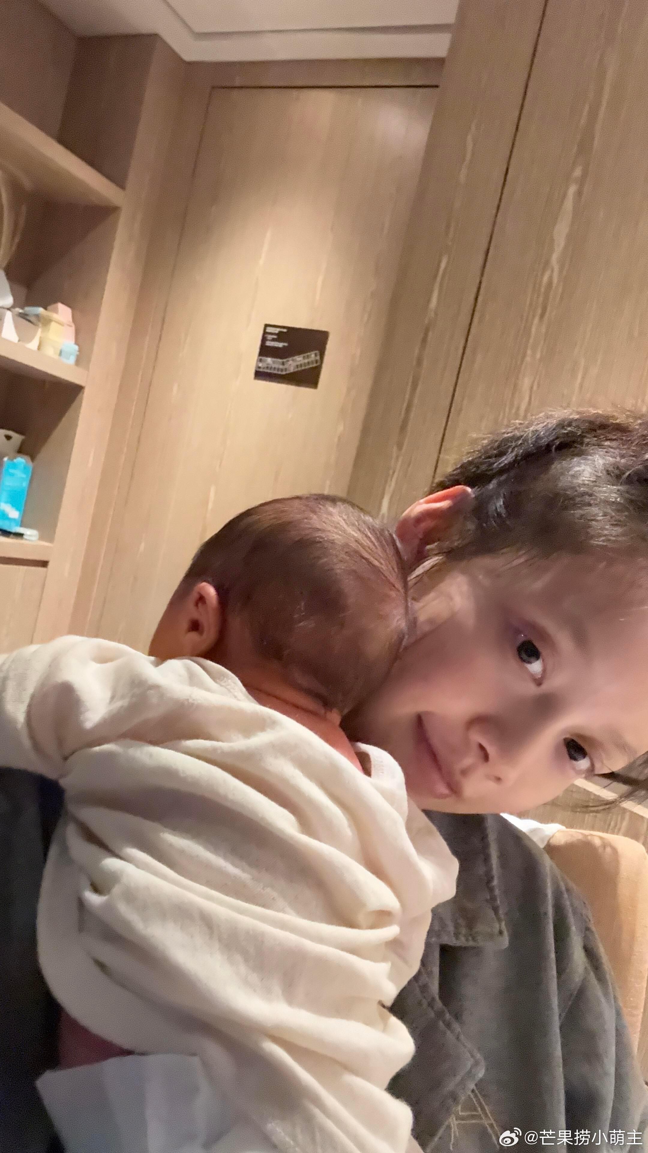 孙伊涵产后状态网友喊话孙伊涵别晒娃了 孙伊涵晒带娃照，产后状态真实，网友喊话别晒