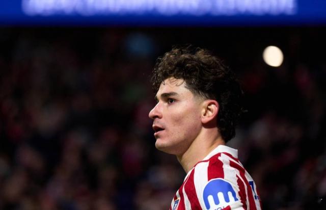 02月05日讯 据《镜报》报道，目前阿森纳、切尔西、巴萨三家俱乐部在竞争阿尔瓦雷