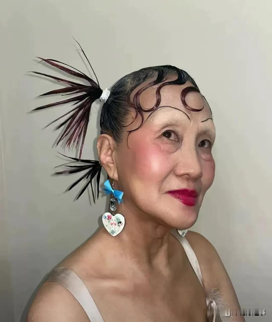 虽然说穿什么，怎么打扮，是个人的自由。
但这位老人家已经70多岁了，还把自己装扮