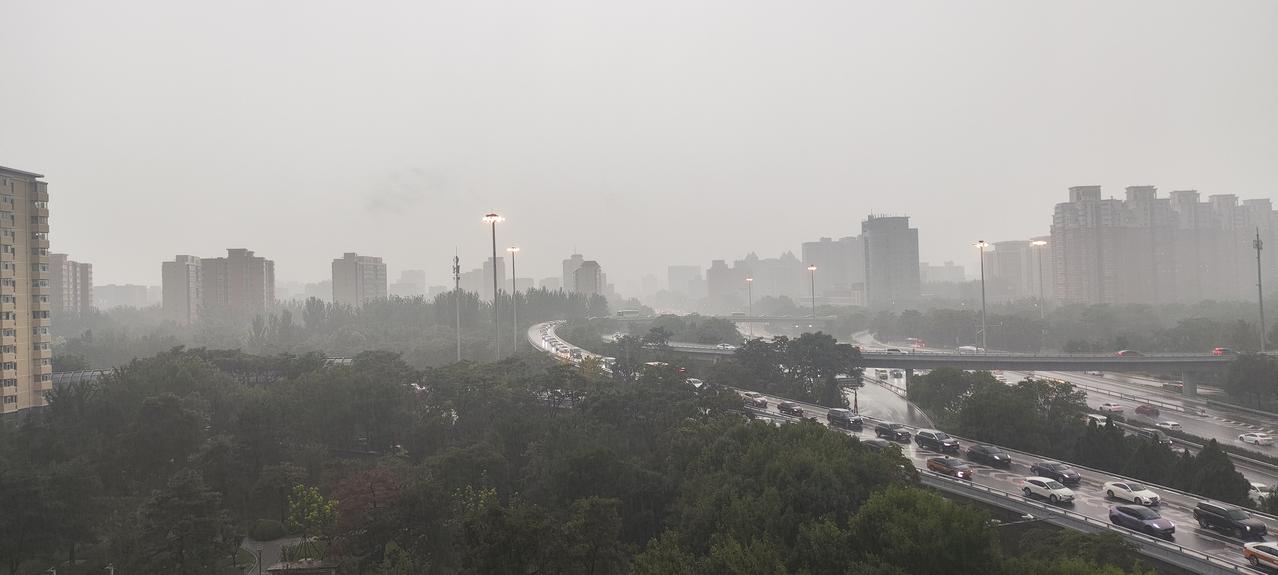 北京夏日雷阵雨，赶上了周五下班晚高峰
