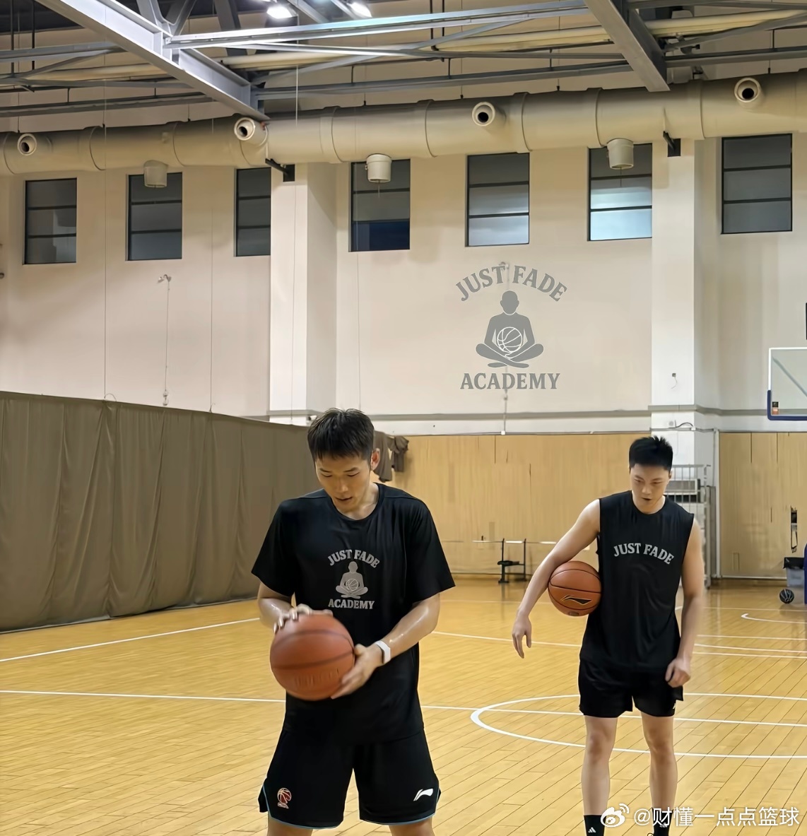 近日，胡明轩现身杭州球馆，和陆文博一同投入专项训练。海外专业训练团队专程从美国赶