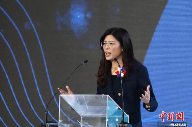 一般当官的首秀致辞，不都是捧着稿子念吗？句与句之间卡壳都不新鲜，更别说有什么感染