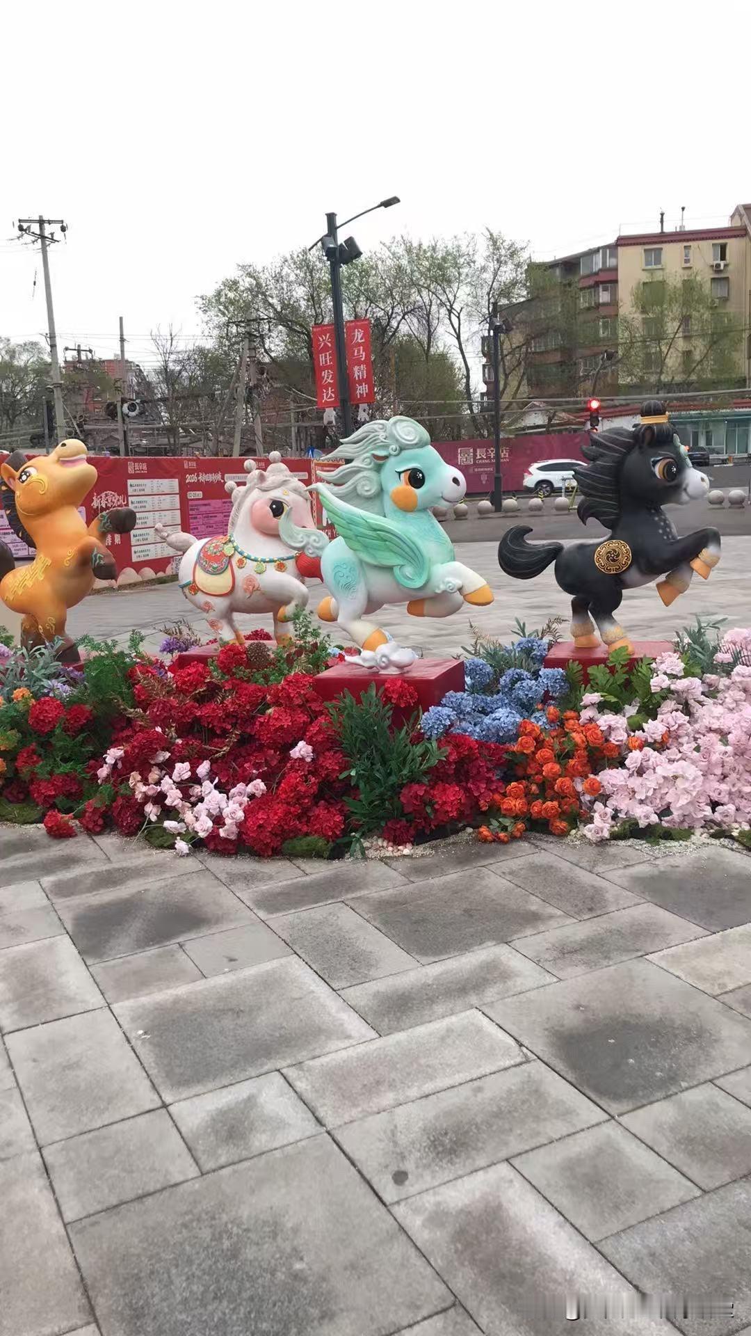 长辛店古镇真的破茧成蝶啦！我相册里就有一张古镇新颜的风景照，古色古香的建筑在蓝天