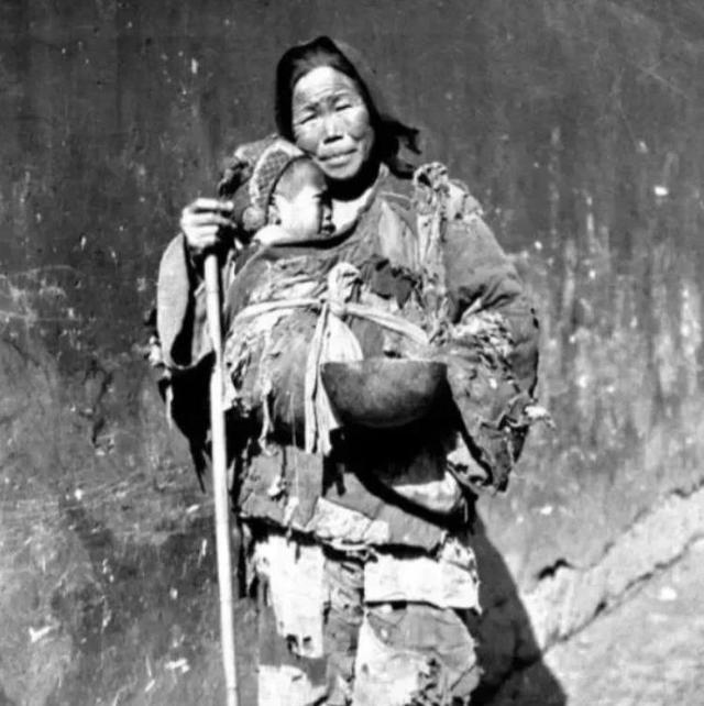 1949年，解放军驻地门口，有一位妇人反复徘徊，神情紧张，还带着一个孩子。站岗战