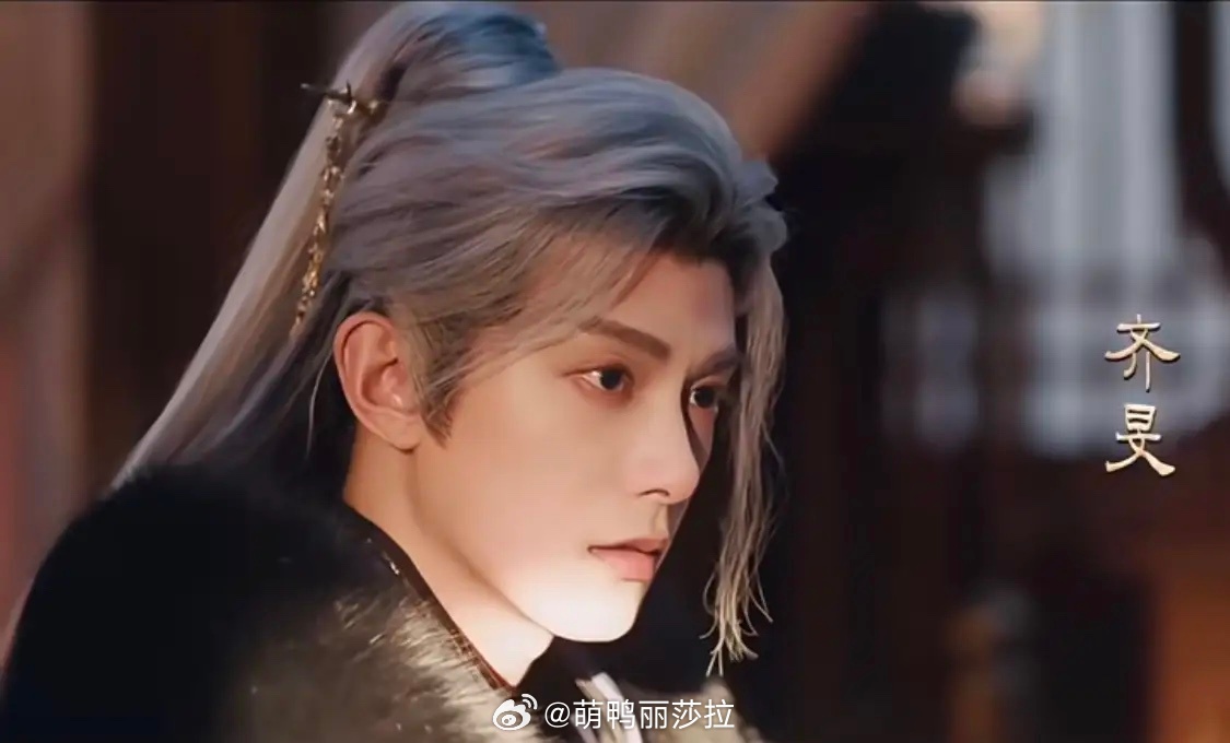 逐玉-邓凯知道孔雪儿喜欢自己穿哪套衣服，所以孔雪儿一说就这个时候，他一脸狐疑马上