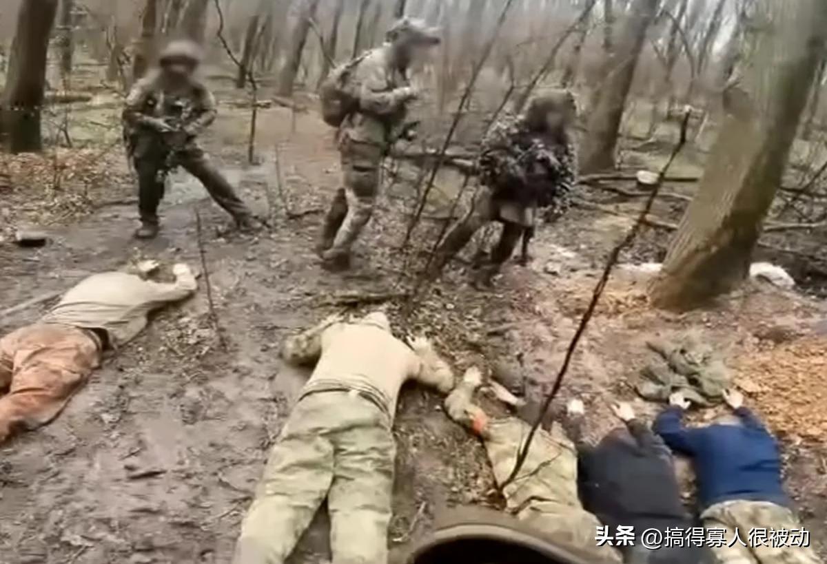5名俄军士兵在波克罗夫斯克附近迷路，结果走到了乌军阵地，于是借坡下驴，直接释放善