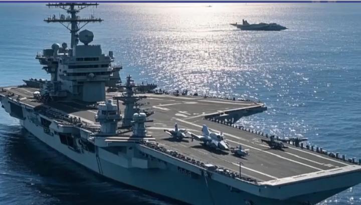 上联：冷月边关，马踏千山雪；
下联：热土南疆，舰护万家安。