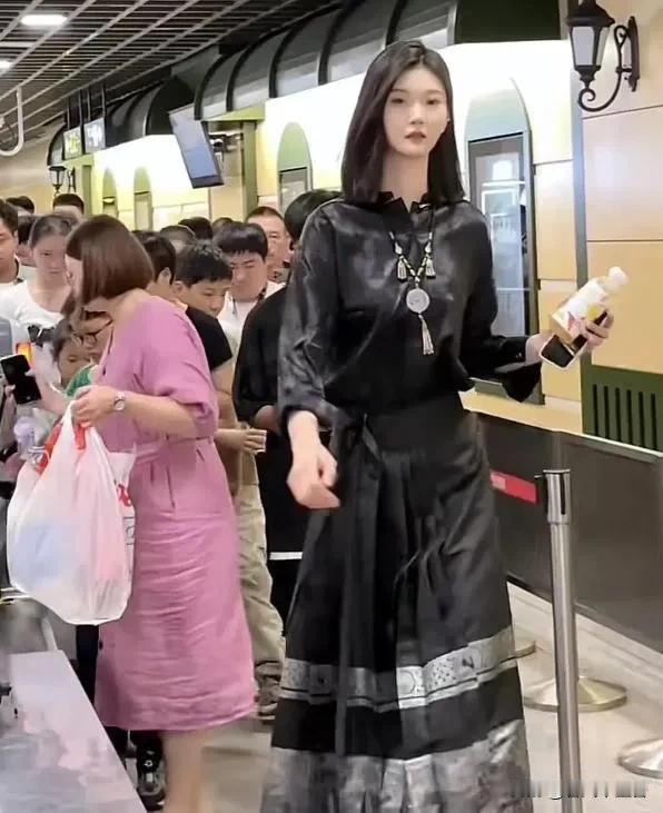 黑龙江女孩吕秋颖身高2米26，还貌美如花，可她妈妈却犯愁，因为没男孩敢追。这身高