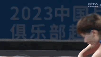 王曼昱在乒超联赛决赛中用“特制落点”战胜孙颖莎，这可不是偶然。
这场比赛如同高手