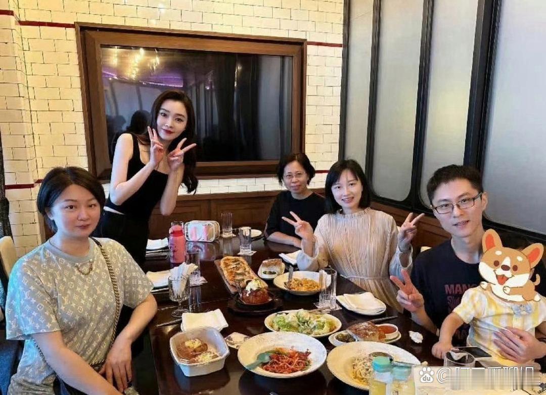 宋轶与家人聚餐合照，大多明星没了妆，没了美颜也就是普通人。 