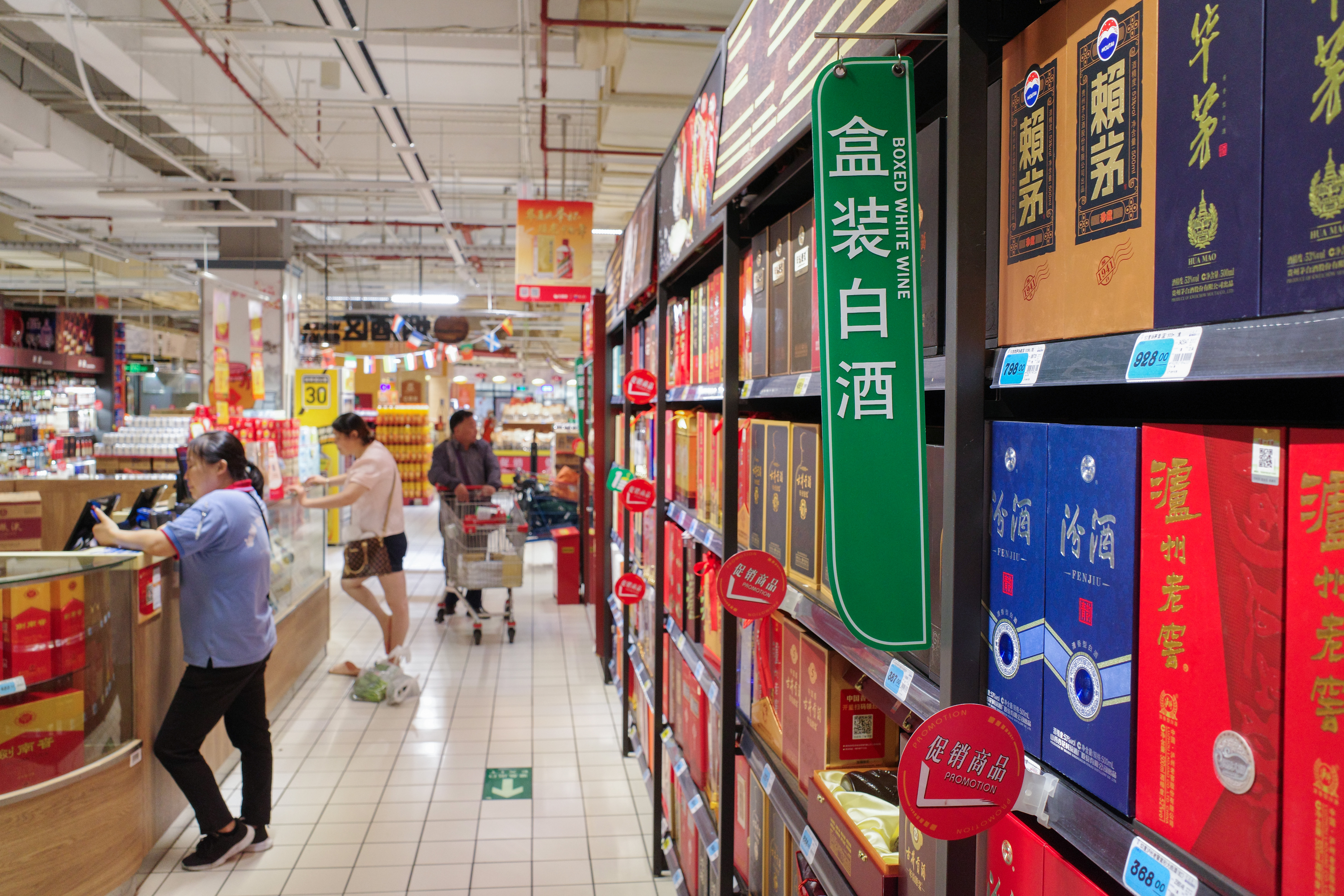 多家酒企上半年预亏洋河股份股价跌回13年前7月14日晚，多家A股白酒上市公司披露