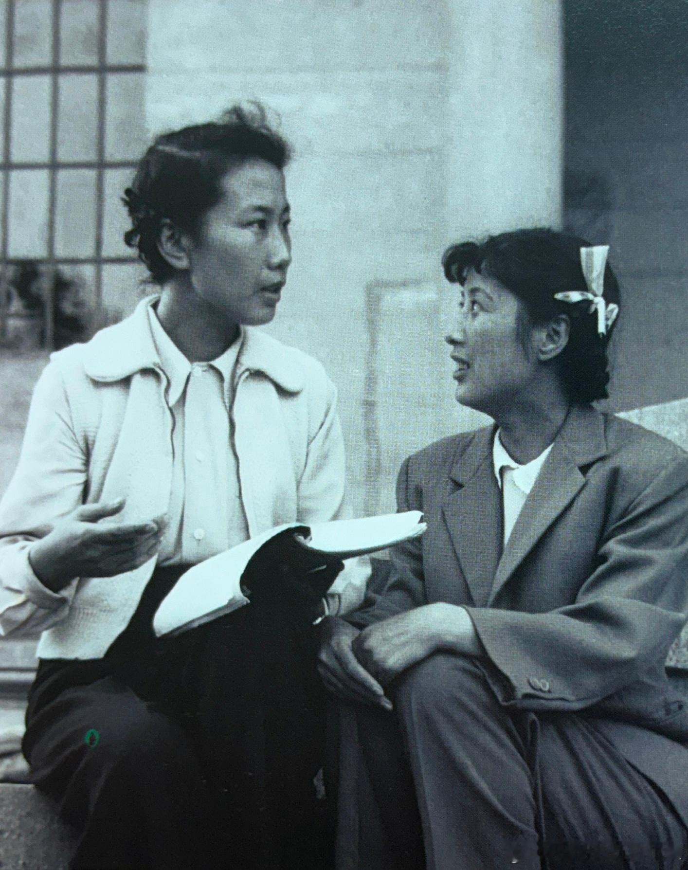 1956年9月袁雪芬和傅全香交流《祥林嫂》人物创作体会越剧