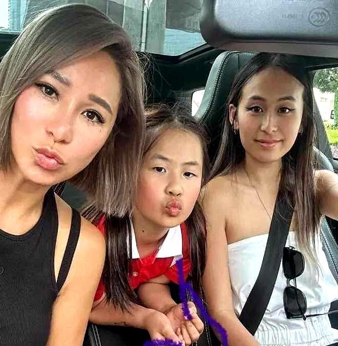 洗米华还在里面，后妈抱着继女在伦敦痛哭。
 
陈慧玲飞到伦敦，一把抱住穿着硕士袍