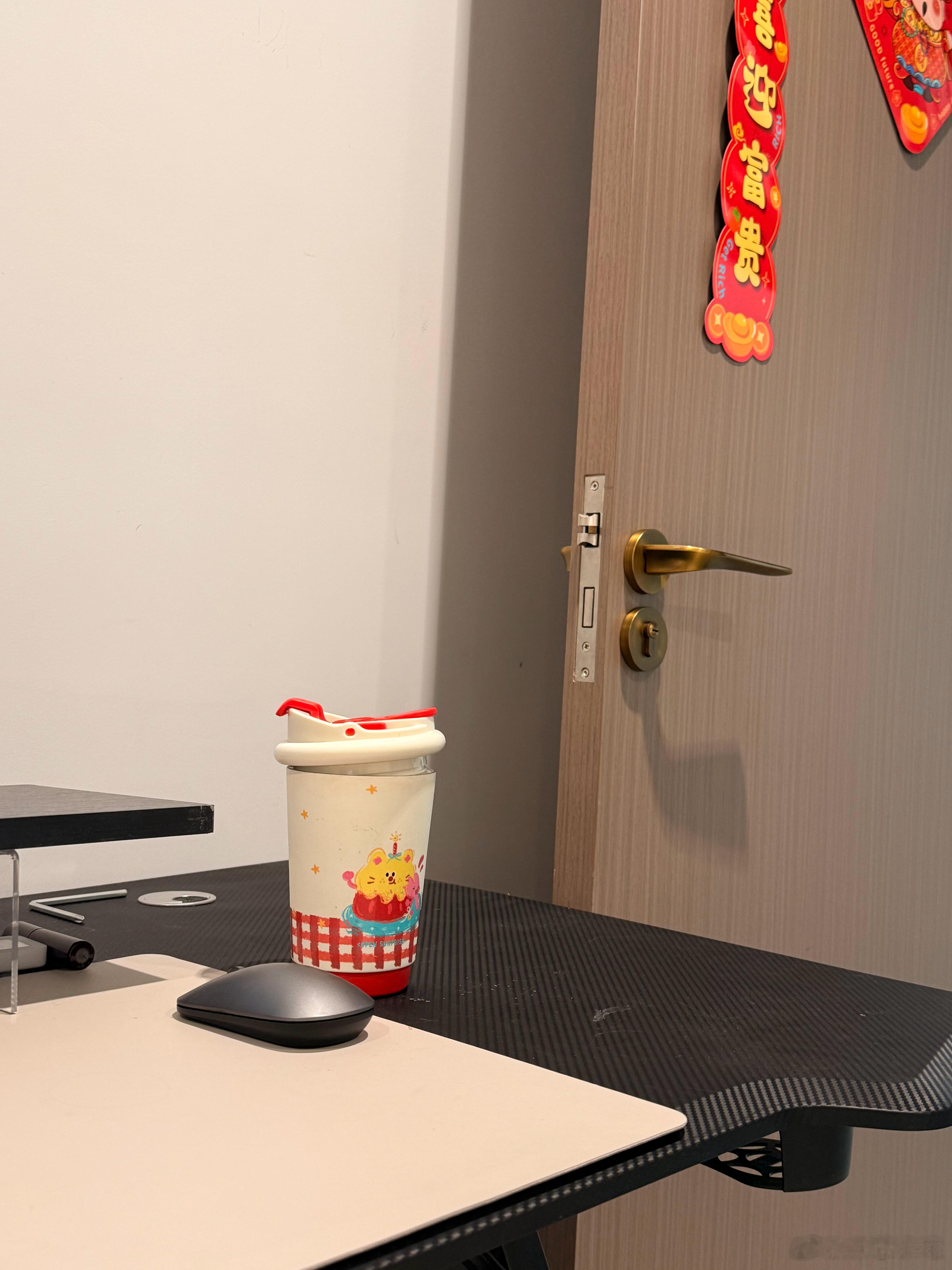 上班第一天被工位震惊了大家都说自己的工位没安全感，那俺这坐在门口的工位怎么说