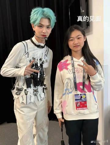 岳云鹏的女儿追星范丞丞黄明昊 岳云鹏家里有三个薛之谦的人形立牌 有开明的家长兜底
