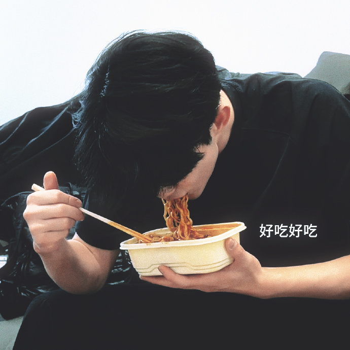 吴磊被老鼠干整没招了看吴磊吃饭也太香了吧，大口大口，太让人有食欲了  感觉吴磊还