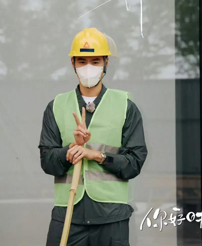 阮经天在综艺节目上穿着工人服装出场，准备给尼格买提，撒贝宁他们一个惊喜，测试一下