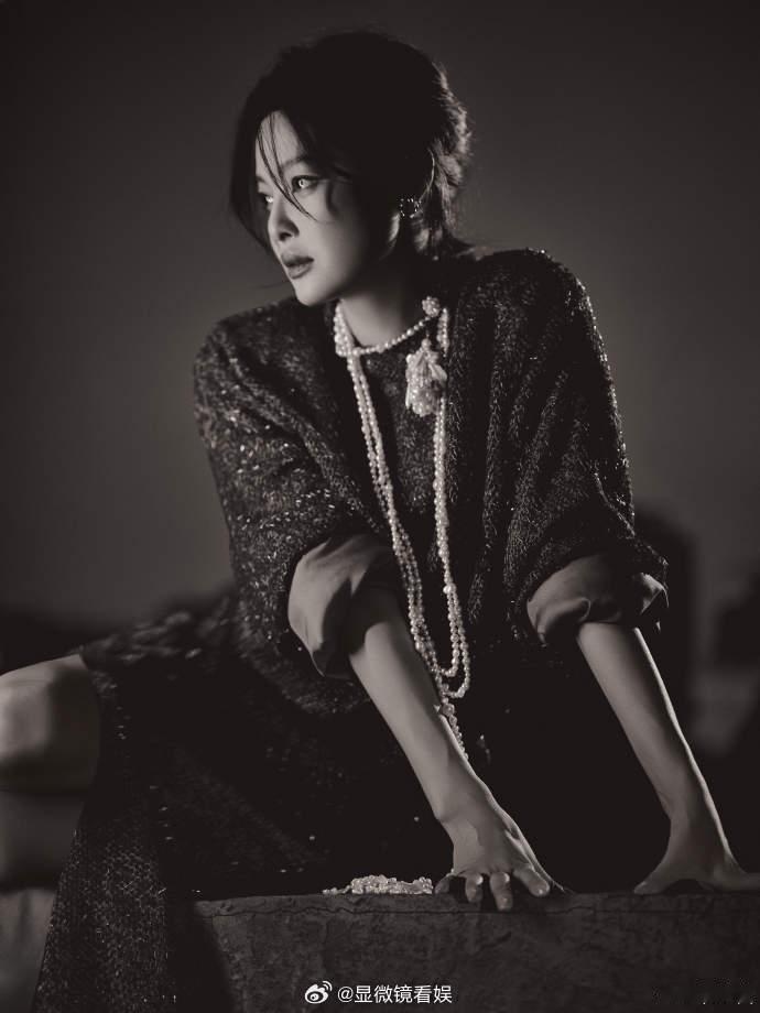 辛芷蕾的红是什么红 谁能拒绝辛芷蕾这份自带松弛感的红唇诱惑？唇间的红色叠加了高级