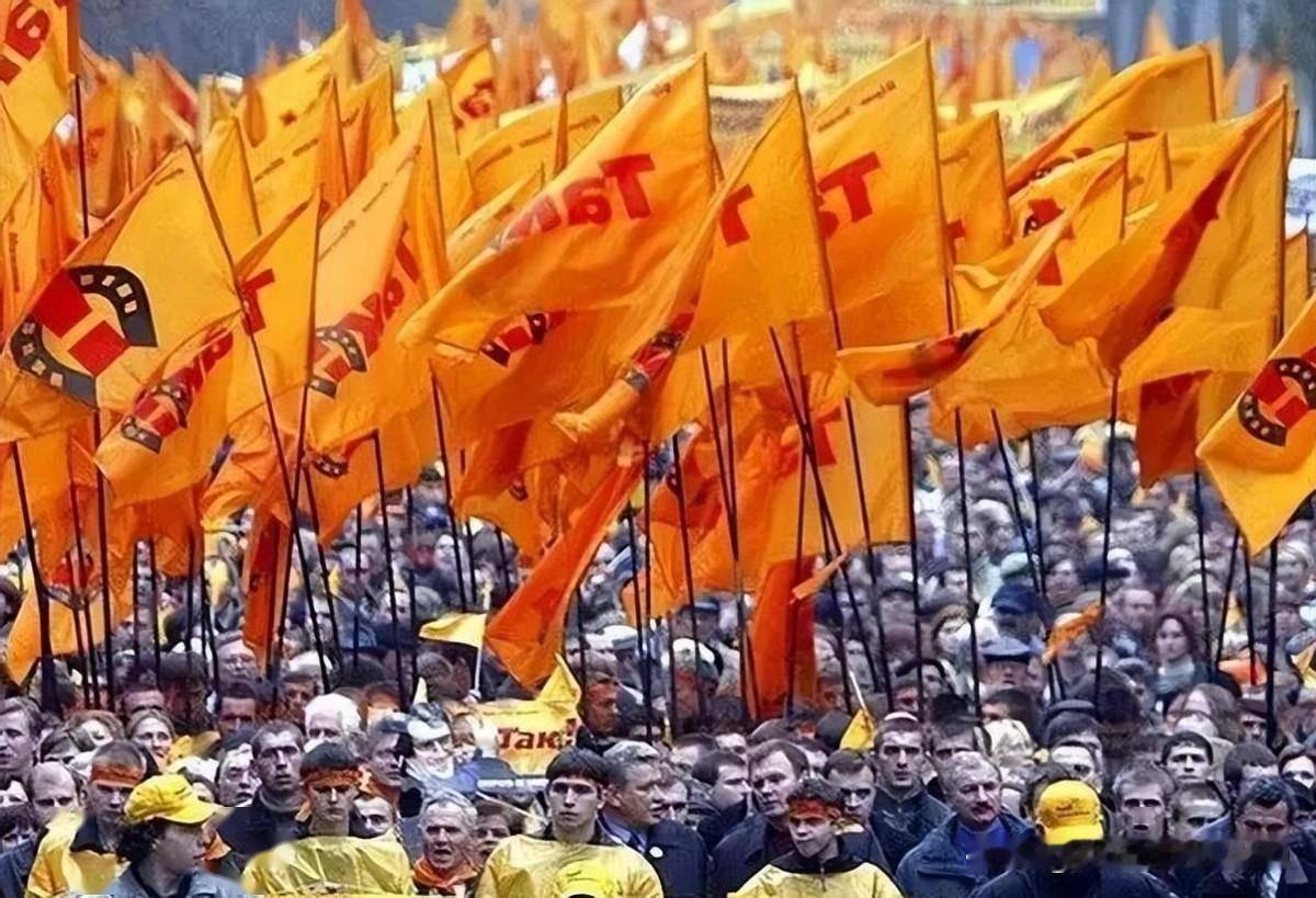 任何时候都要相信群众的力量，但有时候不一定非要相信群众的智慧。

当泽连斯基获得