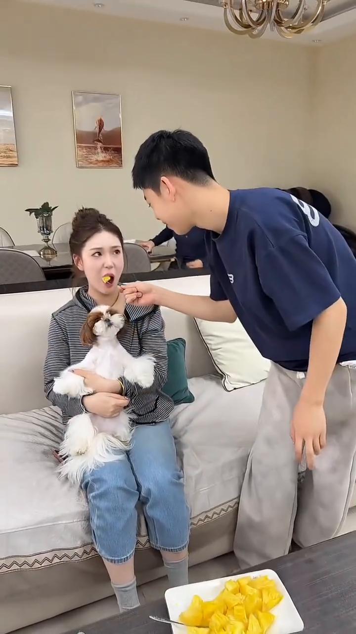 弟弟妹妹向大姐要零花钱的方式又来了。
我也可以有，又来了一个。