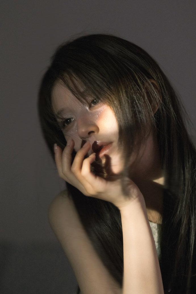#赵露思白珍珠妆#不是，姐你这么美真的可以的吗？赵露思越来越美了~#赵露思白色羽