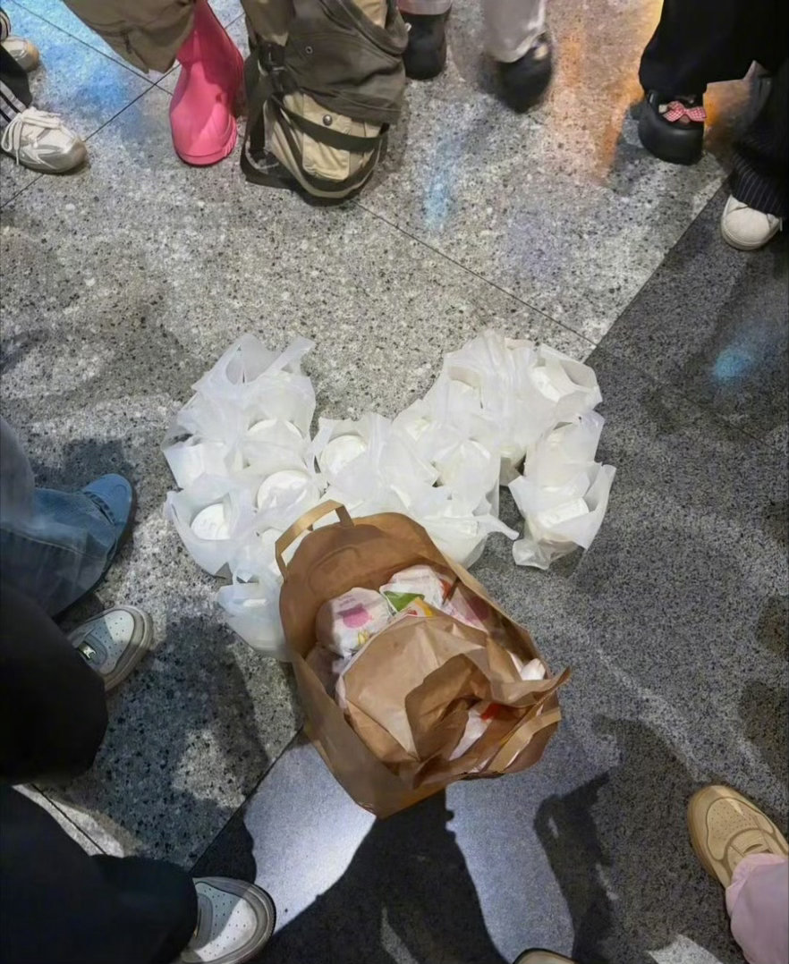 陈瑶给粉丝买早餐陈瑶给粉丝送早餐 被陈瑶的温柔戳中！一大早赶来接机的粉丝收获专属