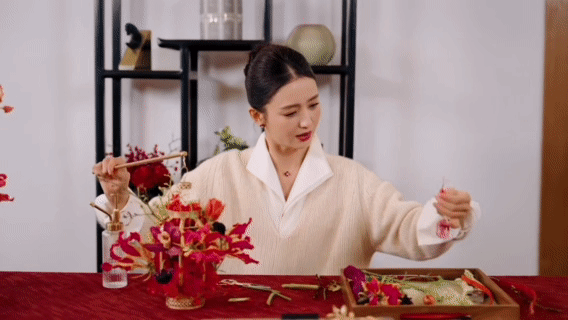 佟丽娅神女舞姿佟丽娅宫灯一开年味就来了 刷到佟丽娅的舞蹈片段真的被狠狠惊艳到了，