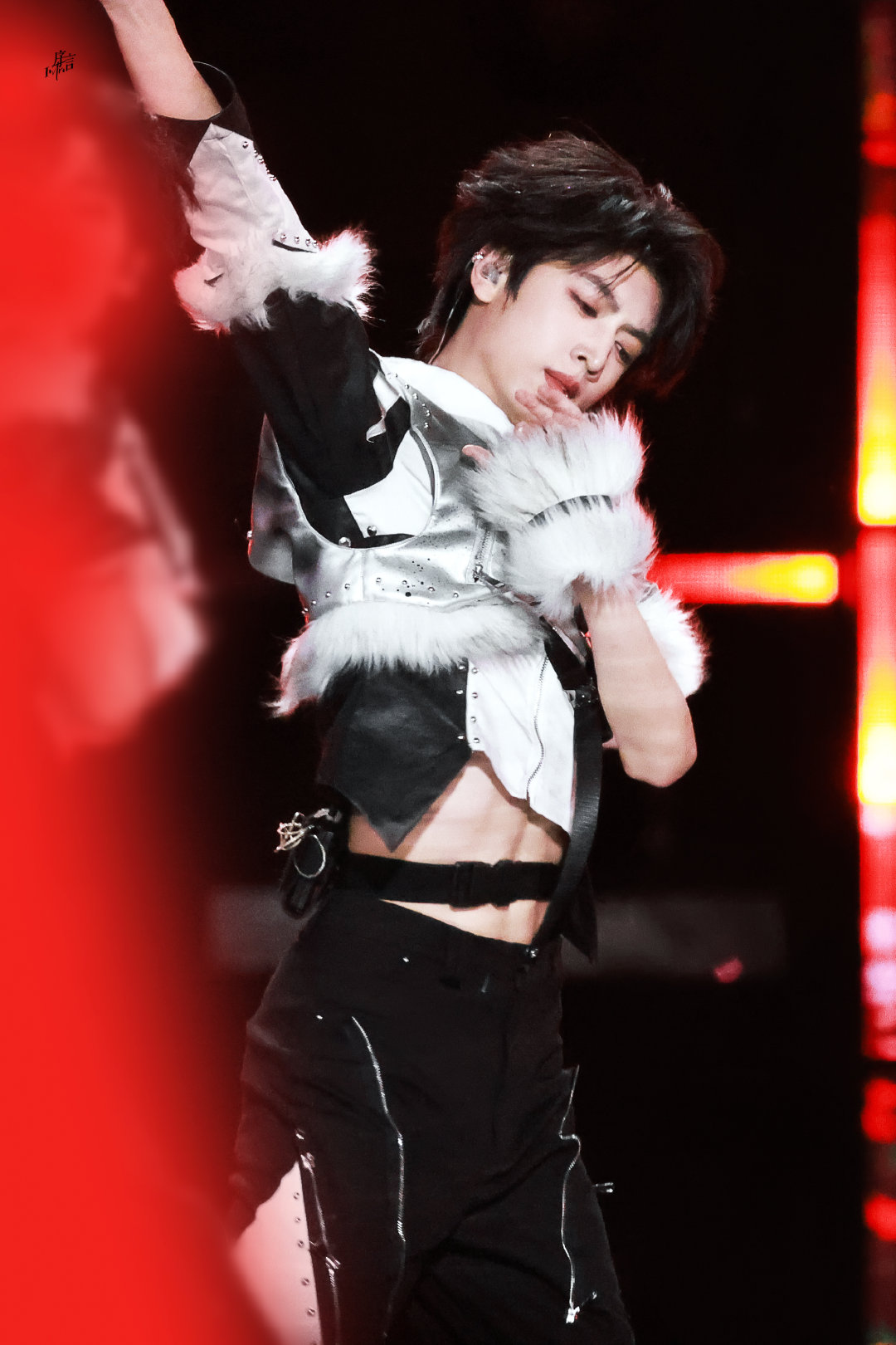 张桂源露腹肌 张桂源185浓颜大帅哥，不经意露出的腹肌，疑似在going....