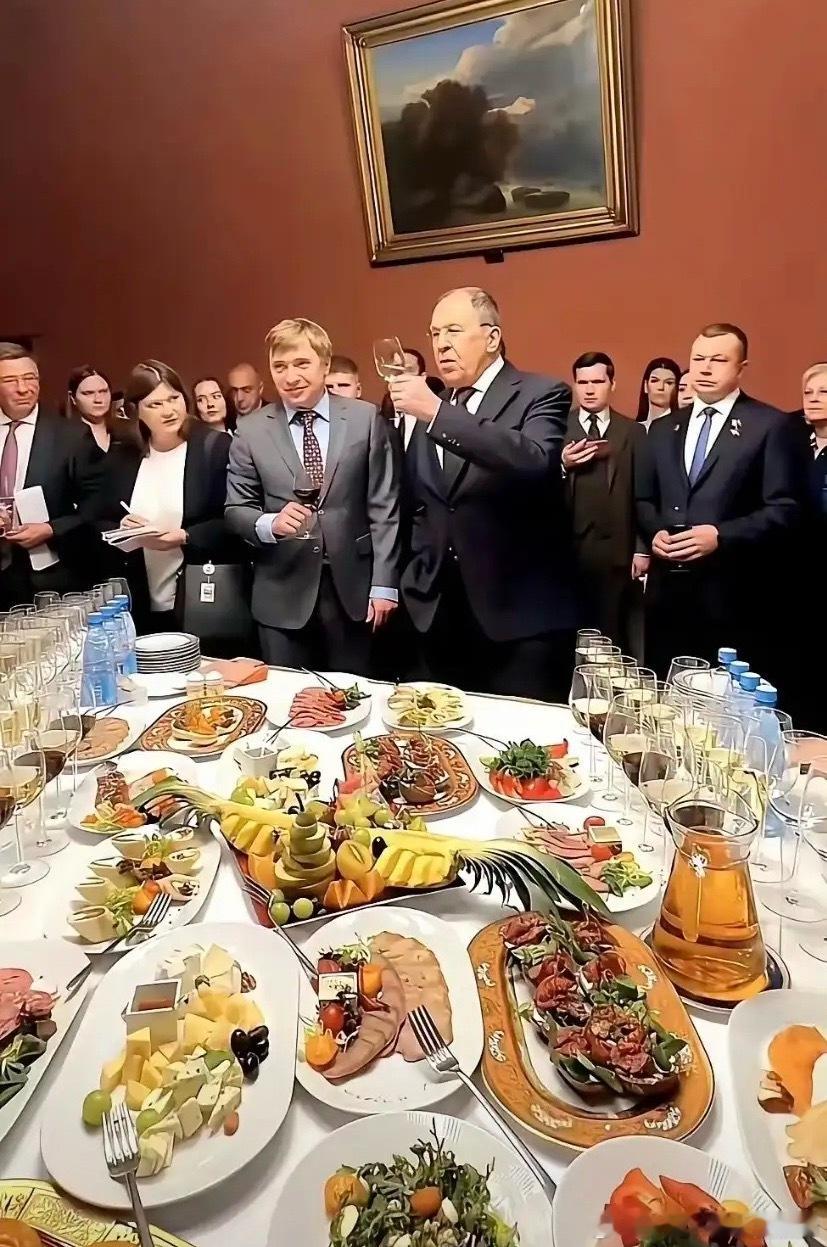 老天爷都在赏饭吃，但感觉俄罗斯并不珍惜这种“赏赐”，人均各种资源高的离谱，其实完