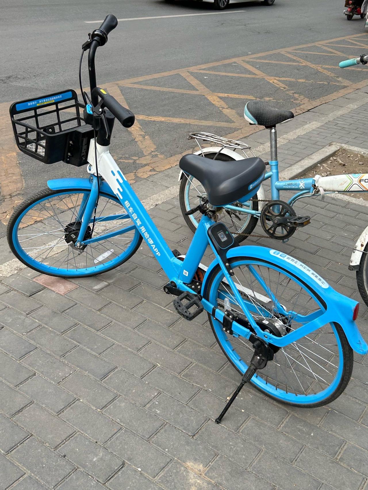 针对违规超量投放共享单车被立案调查并受处罚一事，哈啰公司4月15日回应称，其北京