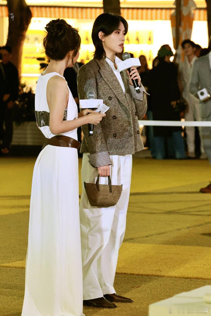 这波同框太意外！路人拍到两人候场区热聊，完全没料到会有交集～ 穿搭松弛高级有质感