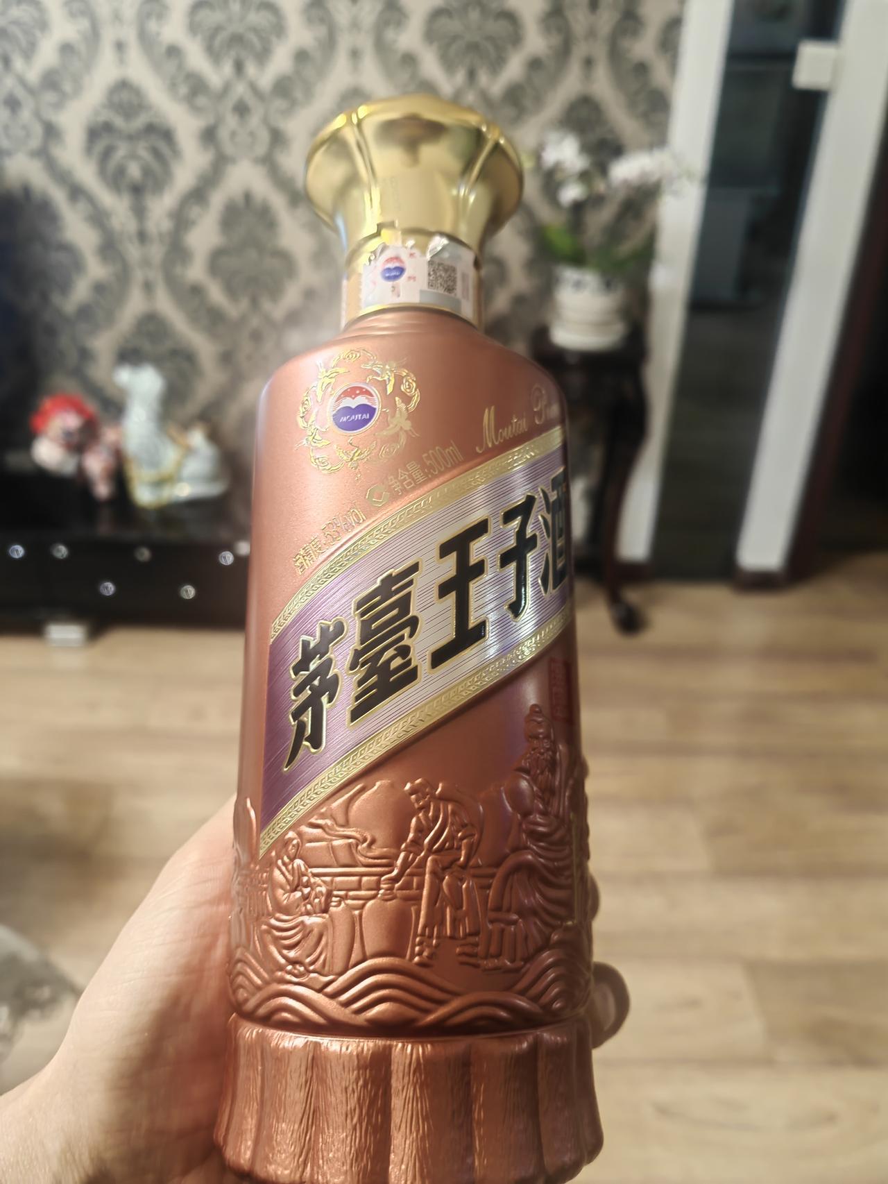 大年初四和家人团聚，喝的茅台金王子酒，这氛围一下就到位了。这 53%vol 50