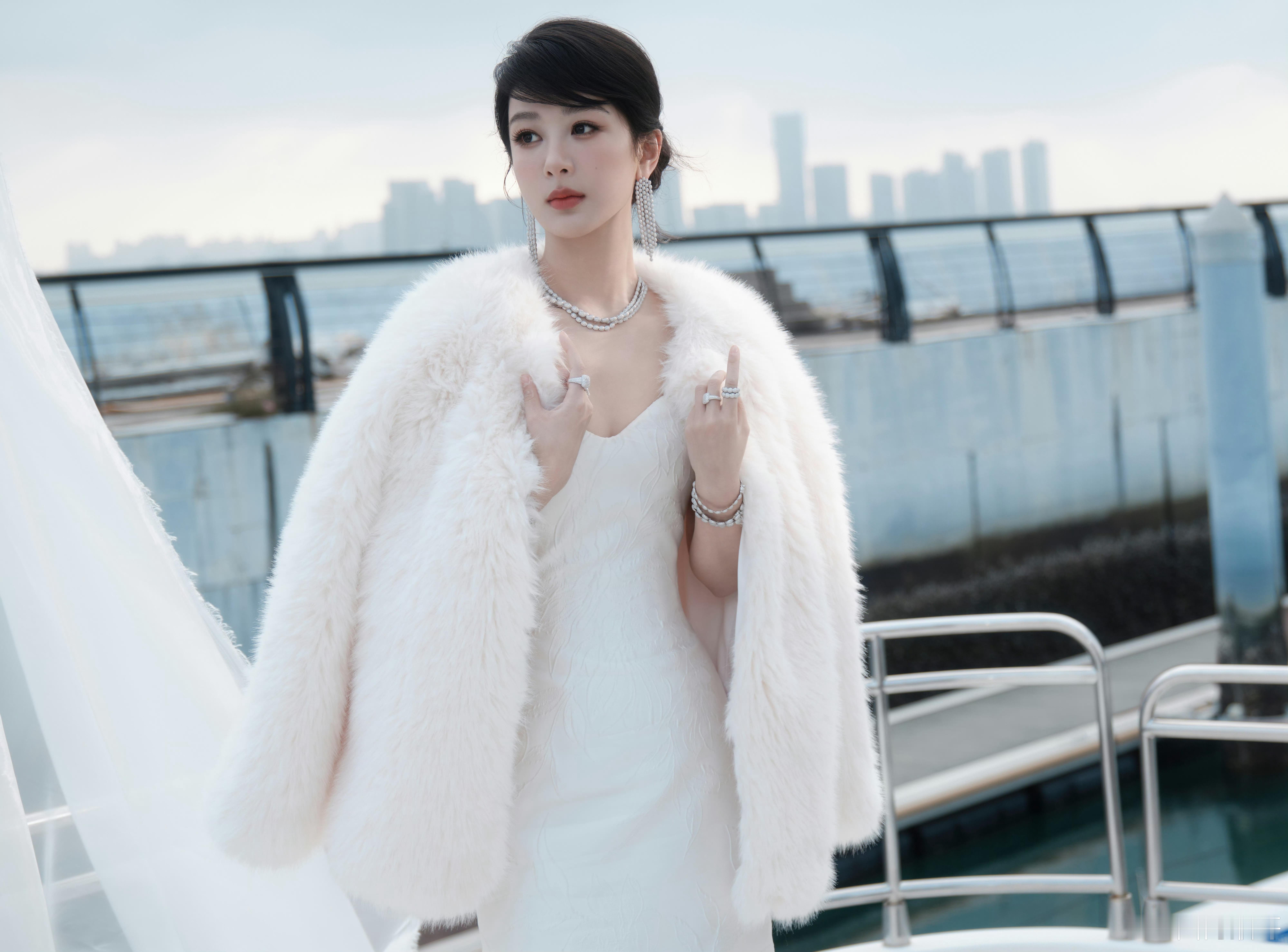 杨紫今天直播这玉兰花开裙造型看着好大气温柔啊，好像已经完全进入董竹君女士的状态了