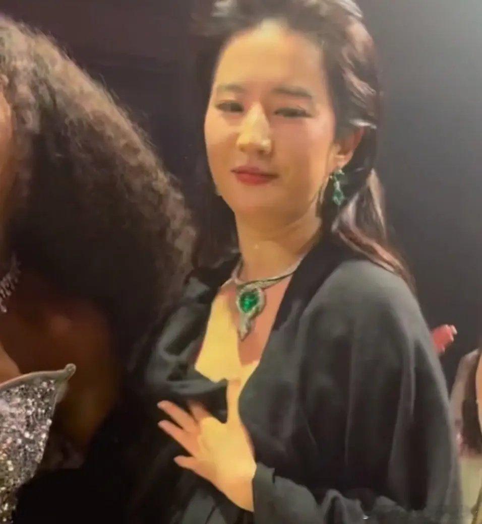 刘亦菲也开始不正常了，再美也禁不住这样折腾啊 ​​​