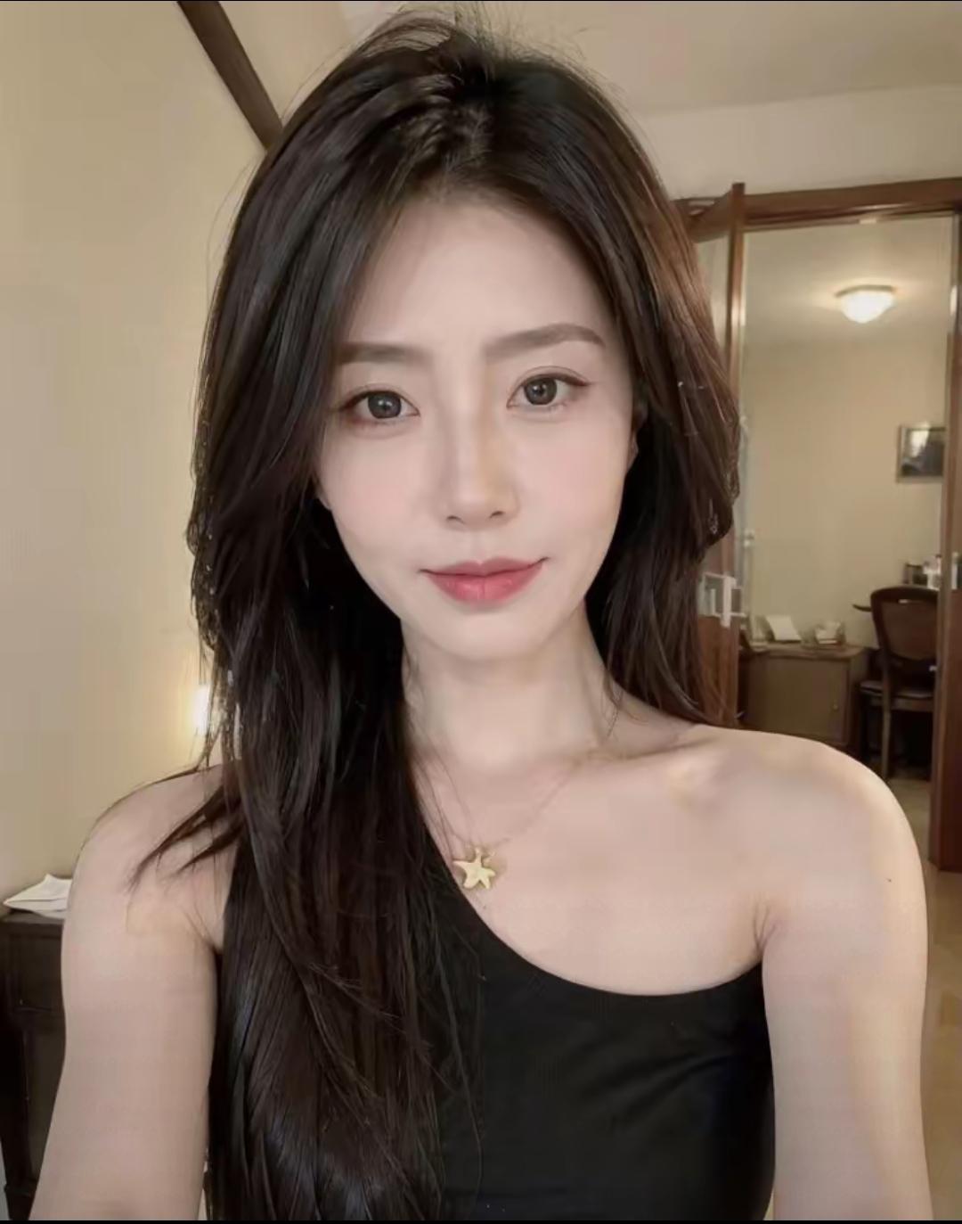 做为总裁秘书，
身体累心更累。
看似一人之下万人之上，
实则花瓶一枚。
外人看着