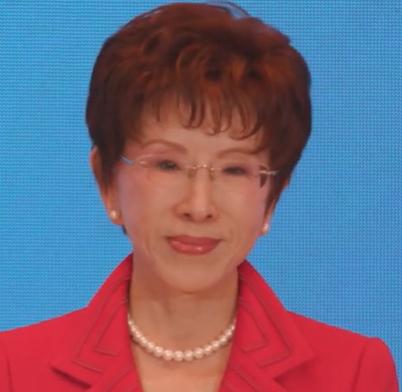 在座的一众大佬鸦雀无声，77岁的“红姐”拿过话筒，声音不大却掷地有声：“一中”没