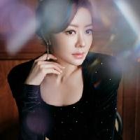 我的今日状态：😁轻松愉快
我这里的天气：☀️晴天
成熟美人穿搭写真