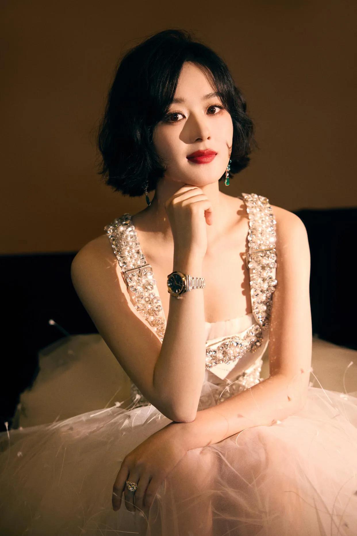 赵丽颖事业彻底开了挂，第二次获得金鹰奖视后，这种荣耀连杨幂也赶不上。
离开冯绍峰