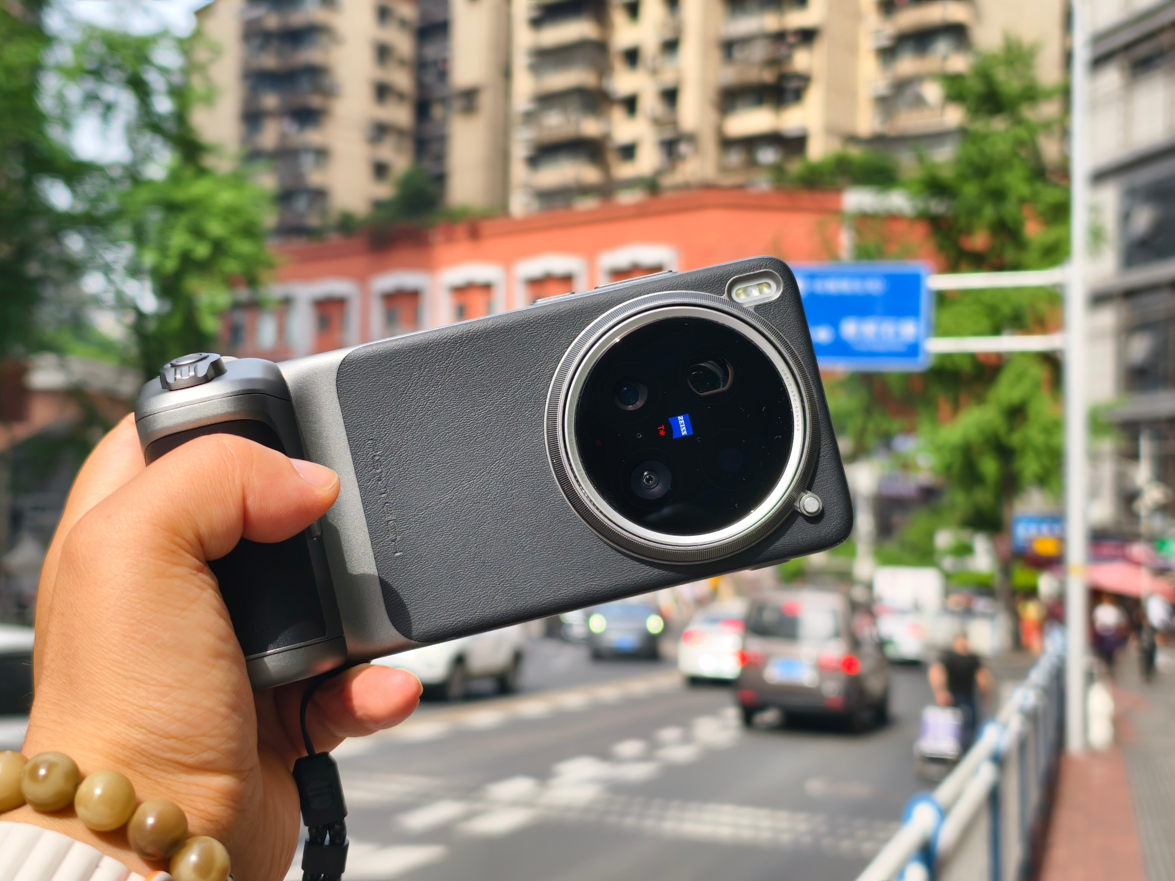 今天带着vivo X200 Ultra打卡山城重庆，有什么经典机位吗？[喵喵] 