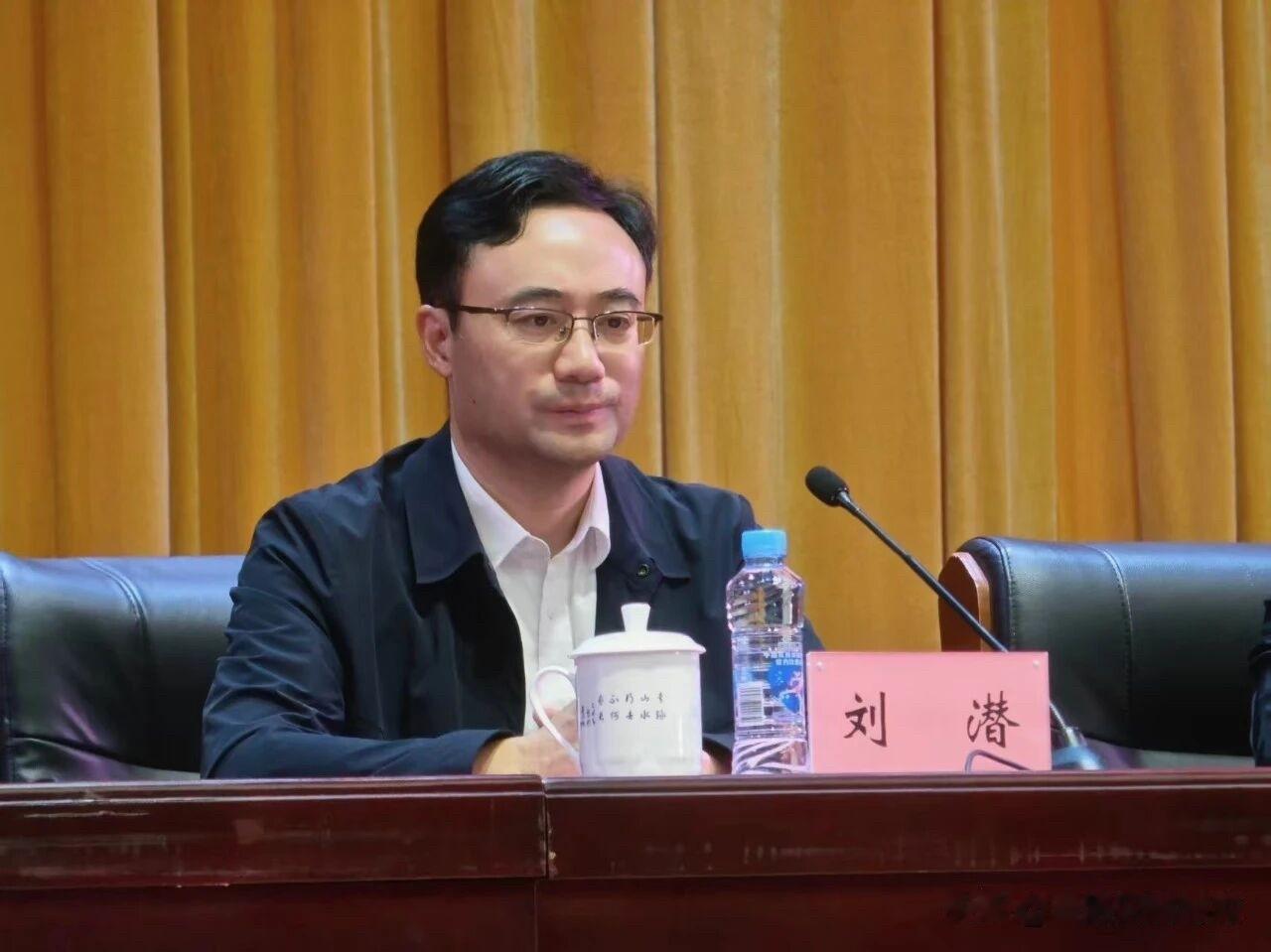 刘潜任井冈山大学校长
刘潜，汉族，1971年11月出生，中共党员，男，二级教授，