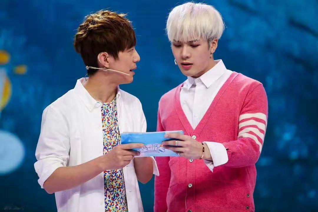 何炅王嘉尔芒果跨年合体 芒果跨年搞大事！“何尔萌”售后太绝，十年情谊历久弥新，跨