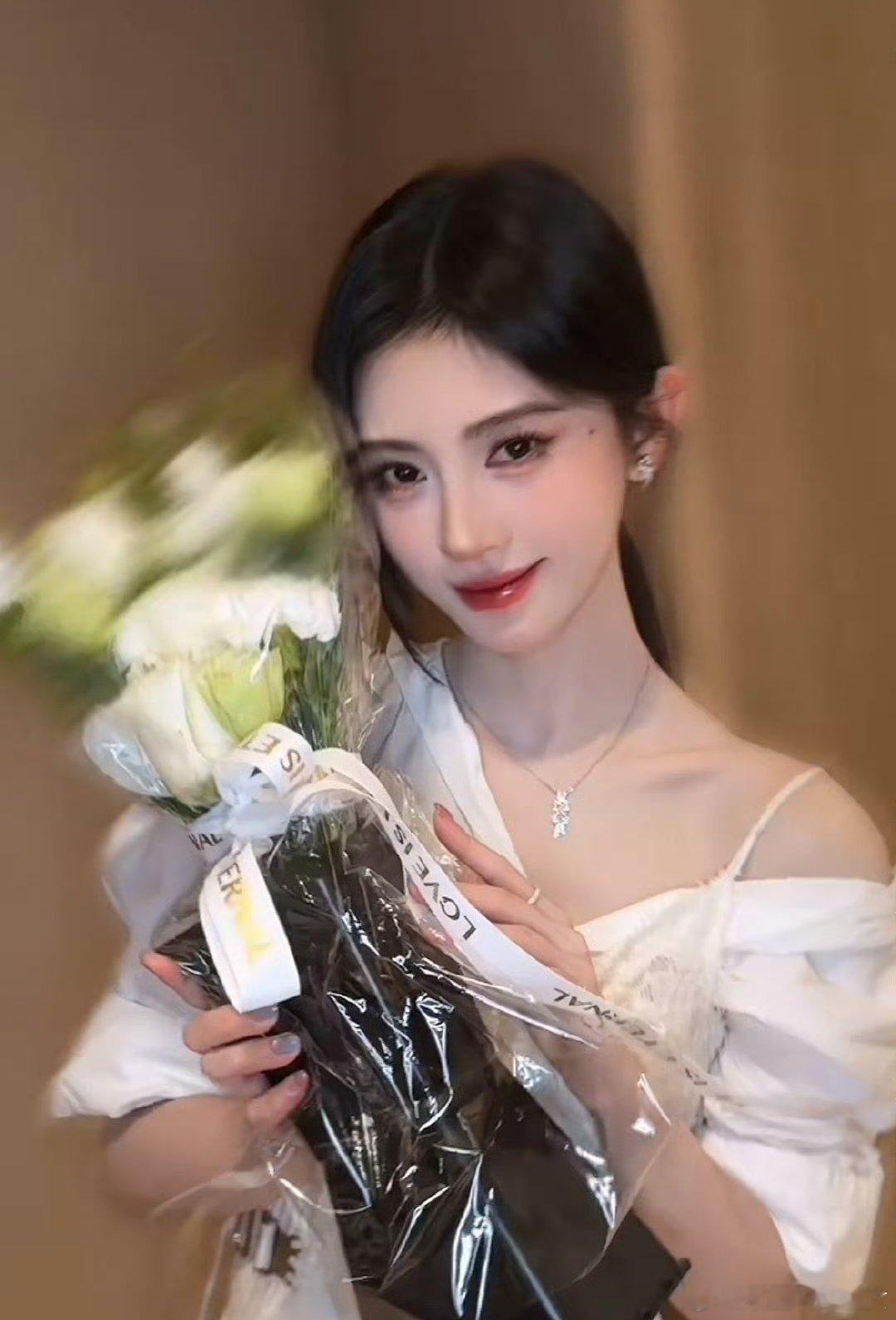 同样都是露肩造型，鞠婧祎白鹿谁更吸睛？ 