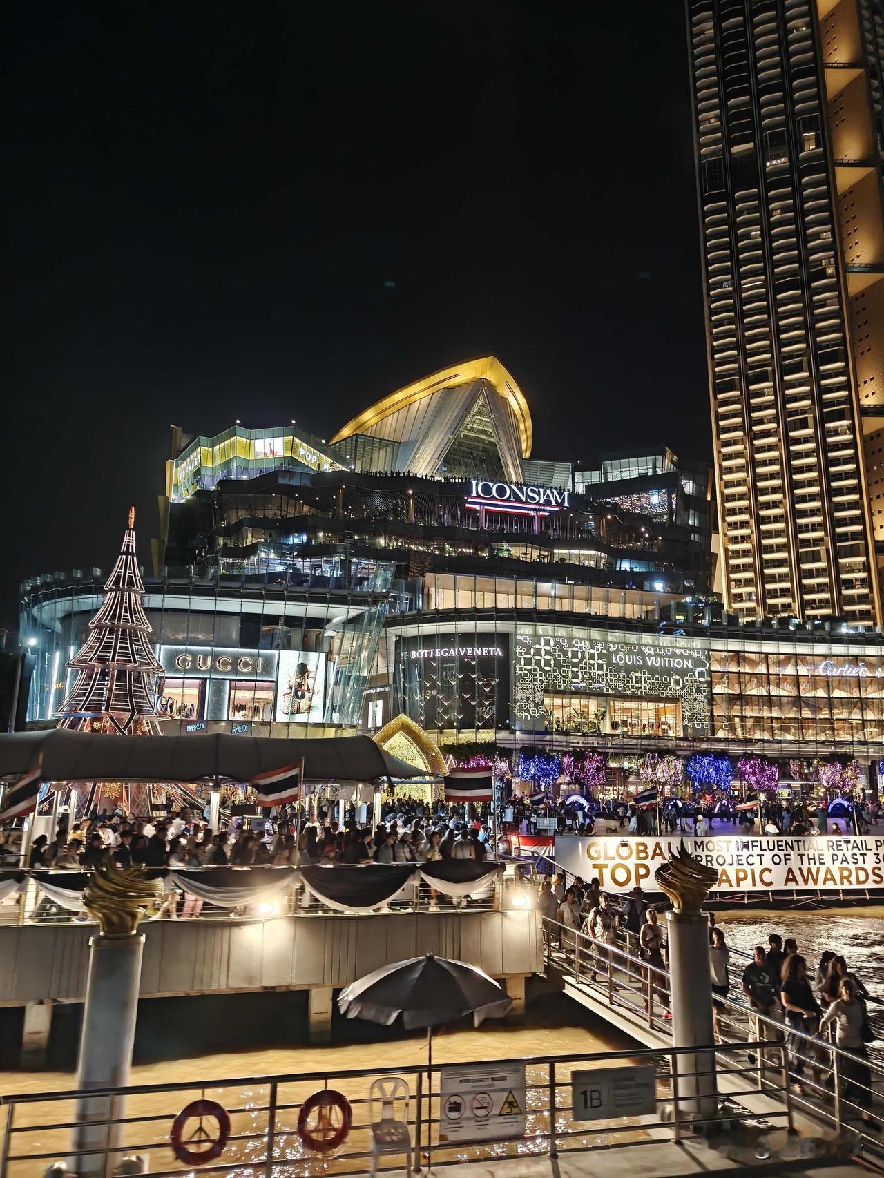 曼谷IconSiam才是亚洲商场天花板
它根本不是商场，
是把泰国77个府塞进1