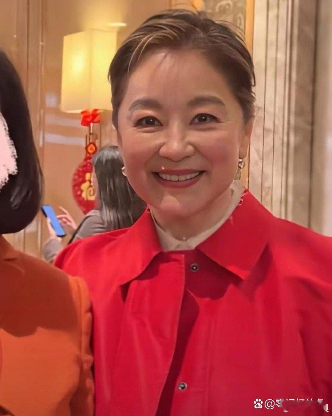 71岁林青霞最真实的模样，坦然面对岁月痕迹，不刻意、不伪装，从容优雅藏在每一处细