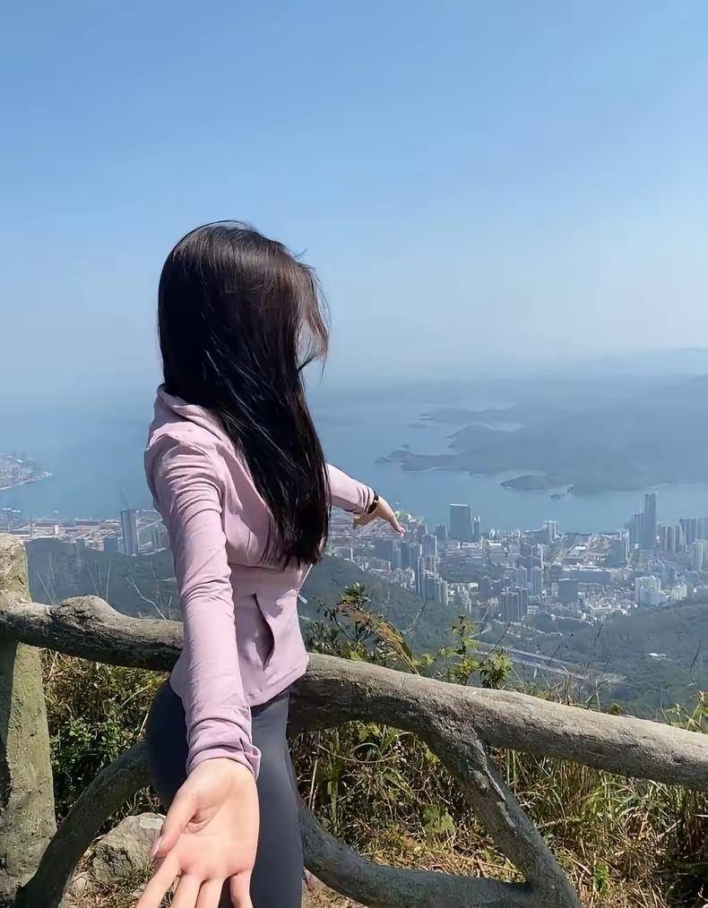 用一个背影杀，定格香港山巅的蓝天与城景，风都为这份氛围感停留✨