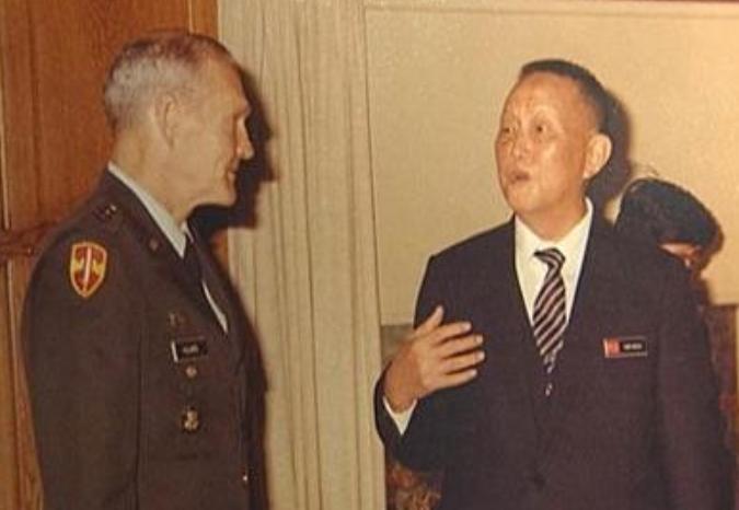 1986年上将洪学智访美，遭美军莱昂斯上将挑衅，“洪将军，请问你是哪个学校毕业的