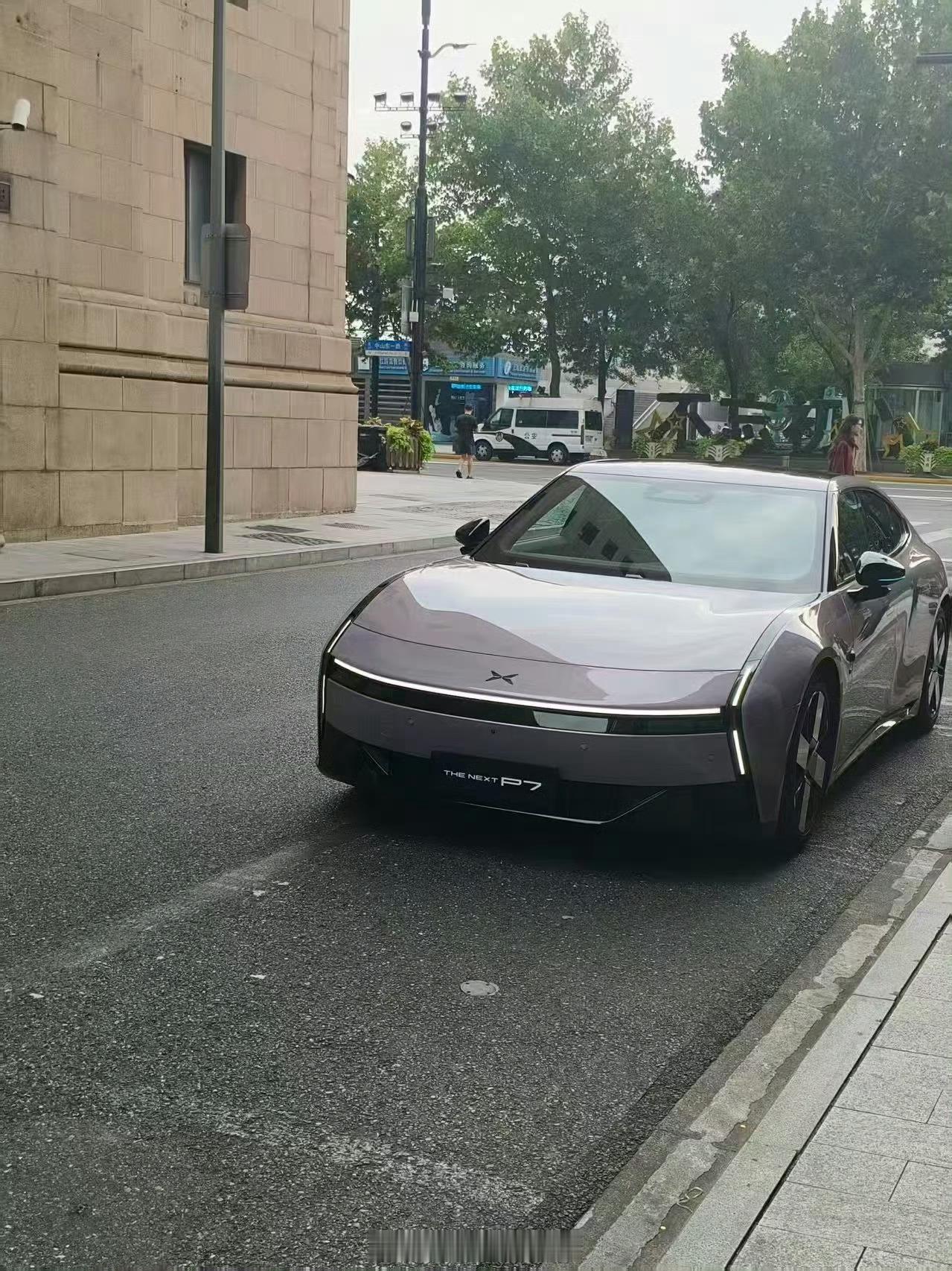 我嘞个豆，这新小鹏P7有点帅啊要不要买一台？[舔屏] ​​​