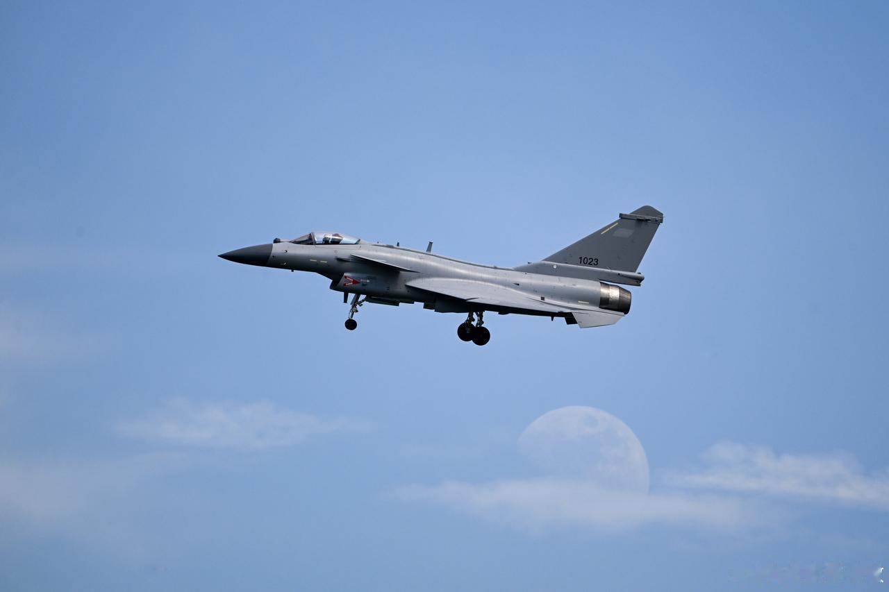 乌兹别克空军新到货的歼十CE战斗机凌月美图，足够高清的图片，可以明确的分辨这架歼